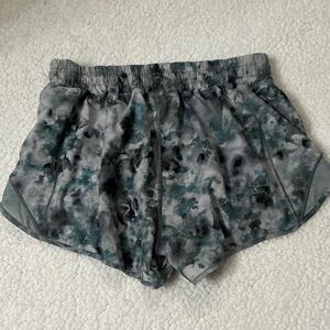 Lululemon hot hotty Women's Gray Patterned Shorts